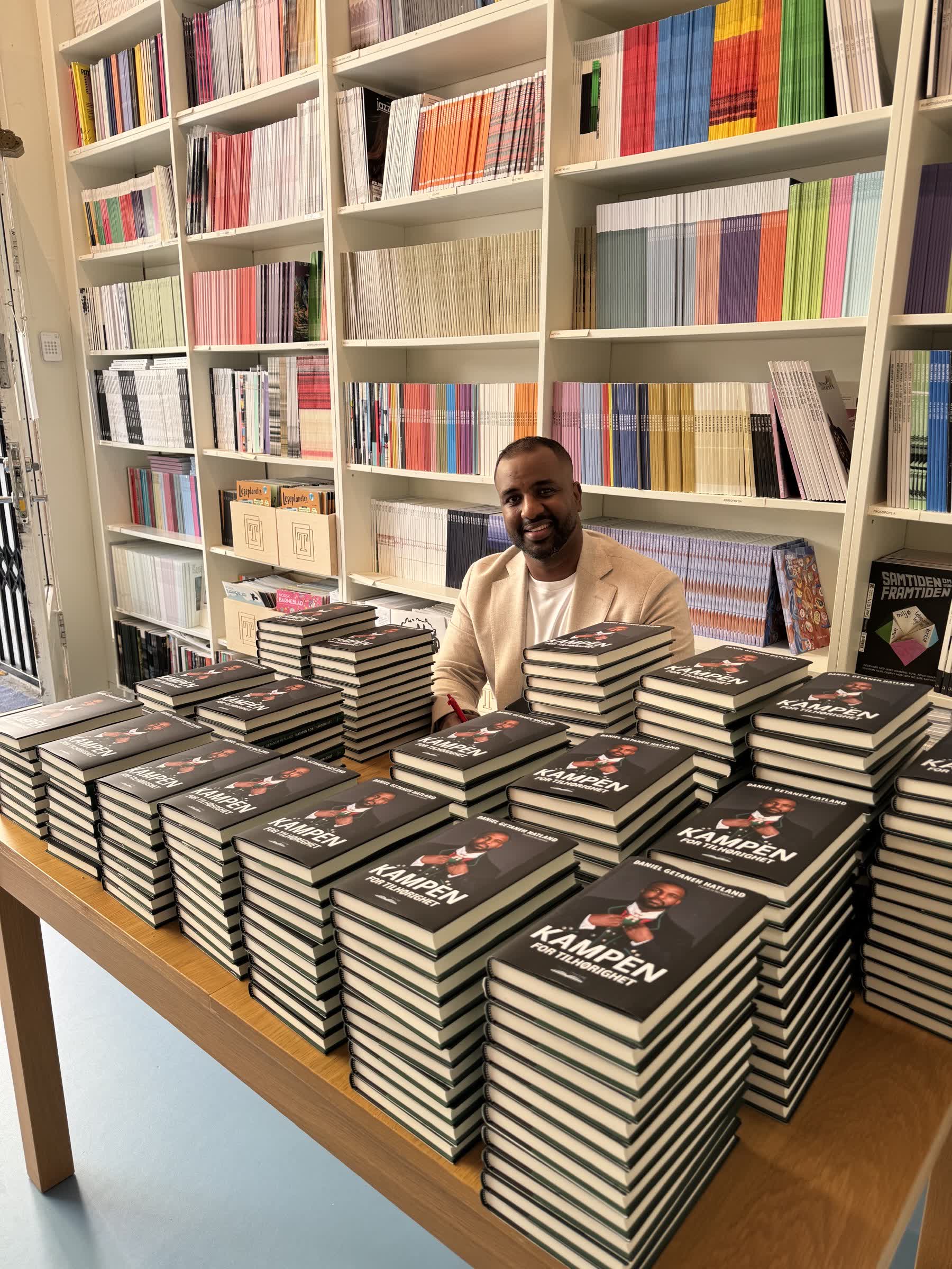 Daniel signerer Kampen for tilhørighet