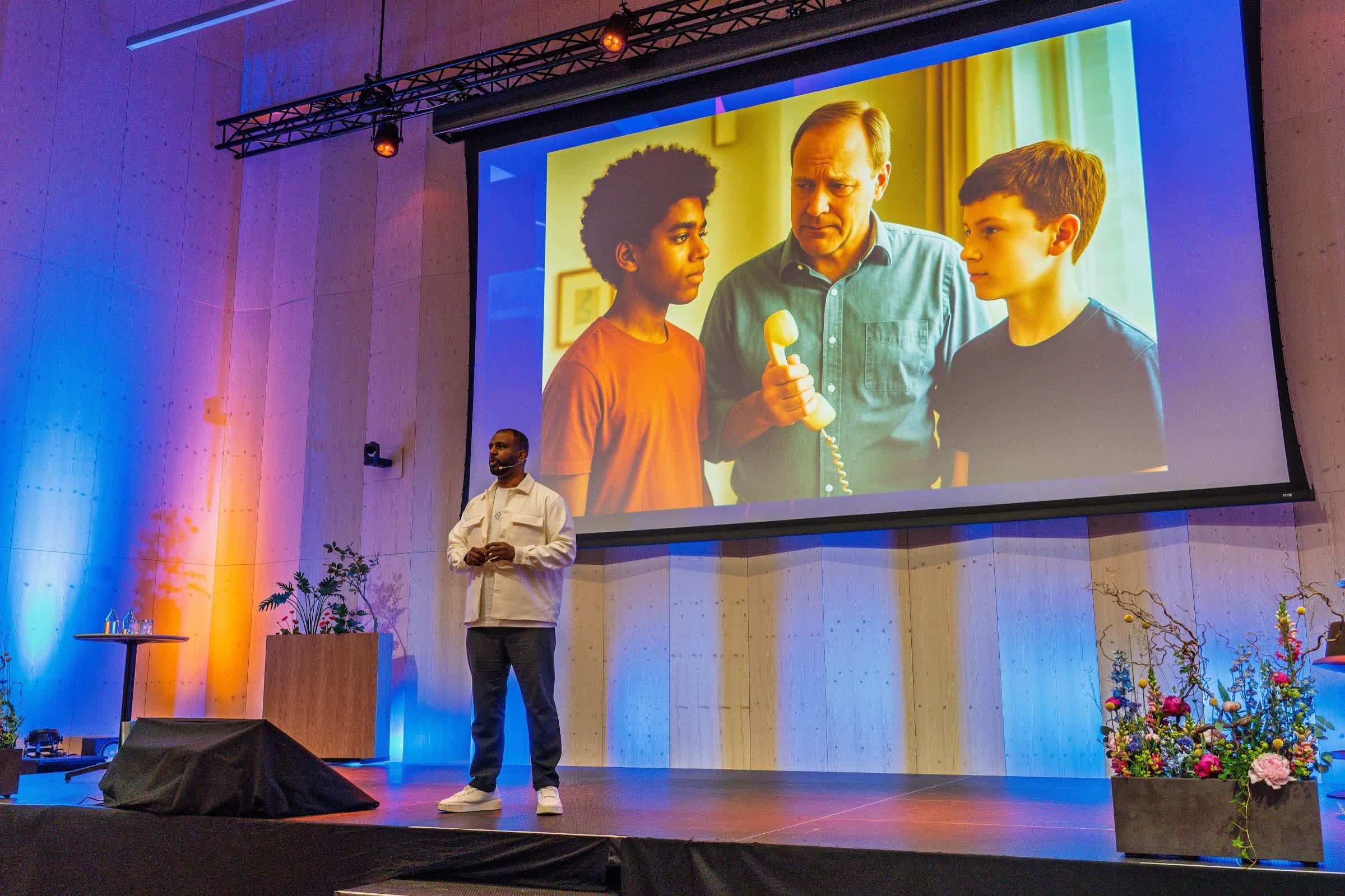 Daniel holder foredrag om antirasisme